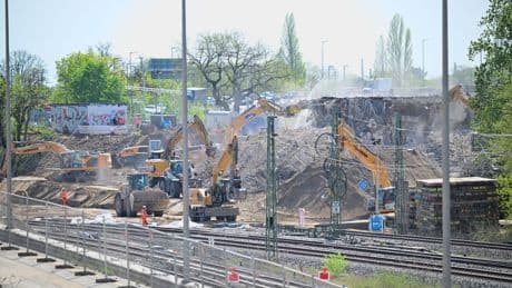 Beton am Boden: Ringbahnbrücke weitgehend abgerissen