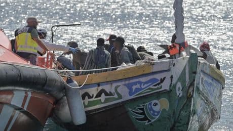 Salvamento Marítimo rescata un cayuco con 54 personas a bordo a 4 millas de El Hierro