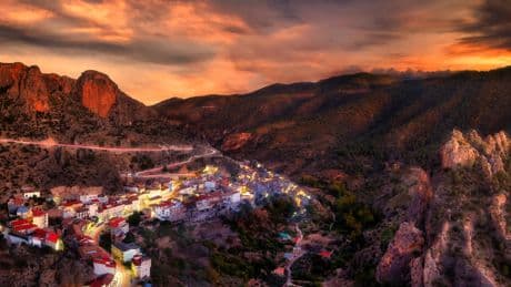 El pueblo conocido como la &#039;Suiza manchega&#039; en el que se rodó una de las películas icónicas de José Luis Cuerda