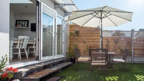 Las puedes instalar tú: 7 soluciones para protegerte del sol en la terraza este verano