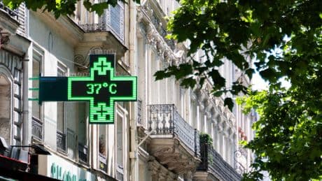 EN DIRECT - Canicule : 16 départements en vigilance rouge mardi et mercredi, la France fait face à une vague de chaleur extrême