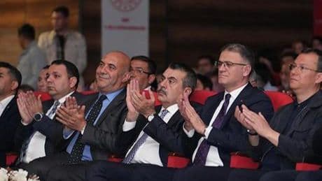 Bakan Tekin Maarif Orkestrası ve Halk Dansları Topluluğu'nun gösterisini izledi