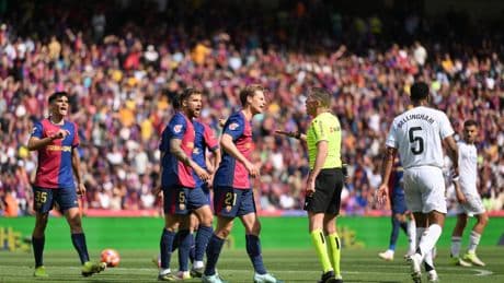 El Barça y Montjuïc celebran la Liga con todo y contra el arbitraje