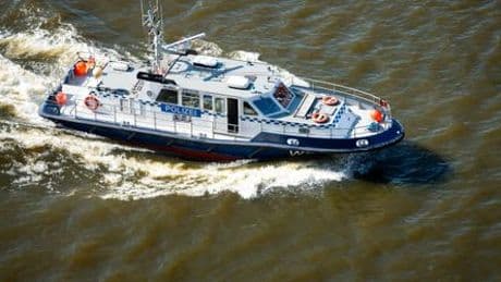 Rostock: Betrunkener Segler rammt Pier und behindert Fähre