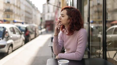 Praat mee: Moeten meer gemeenten in Nederland roken op het terras ontmoedigen?