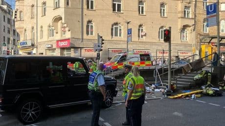 Vorfall in Stuttgart: Auto fährt in Personengruppe - mehrere Verletzte