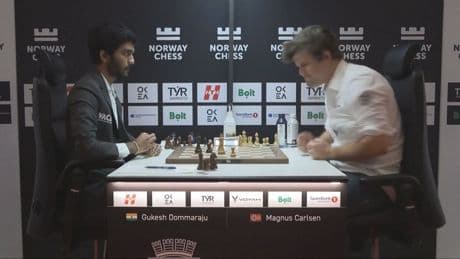 Topschaker Carlsen slaat hard met vuist op tafel na zeldzame nederlaag