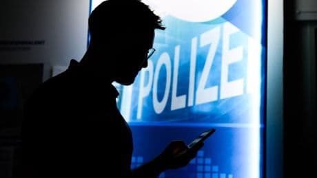 Nach Verfassungsschutz-Urteil zur AfD - 1. Bundesland überprüft Polizisten!
