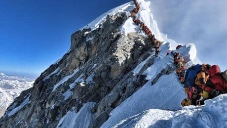 El polémico gas que permite ascensiones exprés al Everest