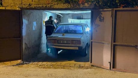 Kayseri'de hırsızlar çaldıkları araçla kaza yapıp bir evin garajına park ettiler