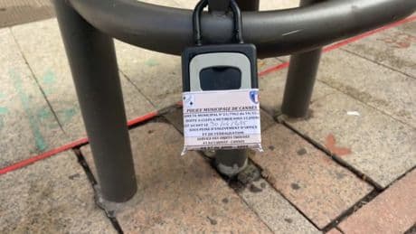 Cannes: la police municipale chasse les boîtes à clés Airbnb sur la voie publique
