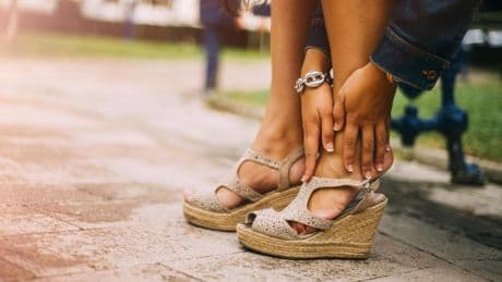 El increíble truco para evitar rozaduras en los pies con un producto de belleza icónico: “Será un antes y un después”