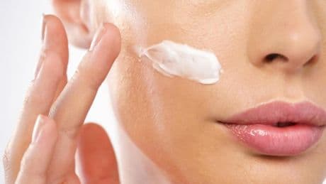 Que es el 'slathering': el truco coreano para conseguir una piel de porcelana que arrasa en España