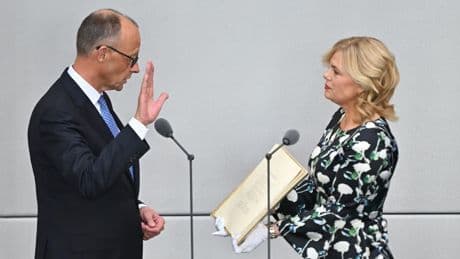 Bundestagspräsidentin: Warum trug Julia Klöckner bei der Vereidigung weiße Handschuhe?