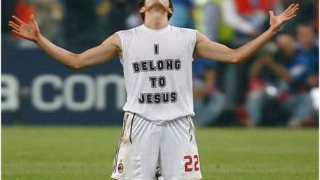 De futbolista a cura: deportistas que dejaron sus carreras para dedicarse a la religión