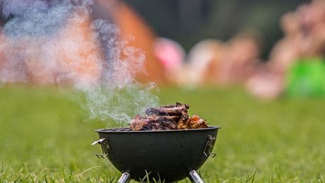 Stichflamme: Grillunfall: Jugendlicher verbrennt sich Gesicht