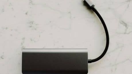 Si può portare il powerbank in aereo? Da Rayanair a Easyjet, tutto quello che c'è da sapere