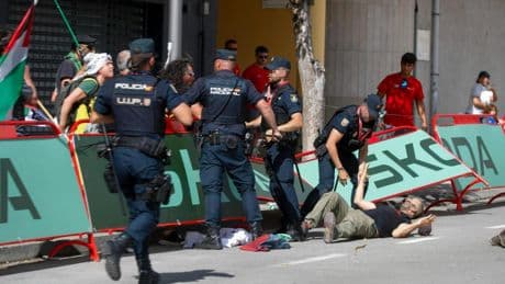 Las protestas en La Vuelta escalan con una agresión al pelotón: "Alentar la violencia tiene consecuencias"