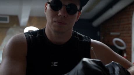 Un tatuador ciego revoluciona Moscú con diseños en braille