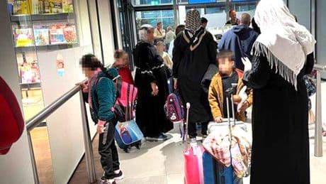 Beeld: Eerste groep Syriërs keert terug naar thuisland