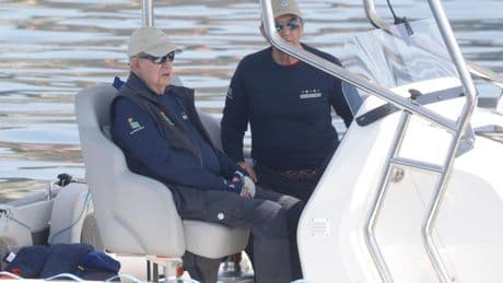 Nueva visita de Juan Carlos I a España: el Emérito aterriza en el aeropuerto de A Coruña para participar en las regatas