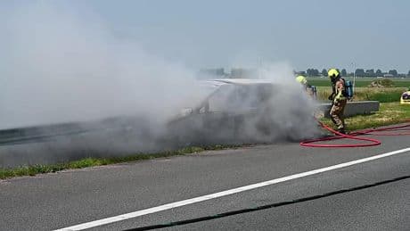Chaos op de A5: bestelbus in brand gevlogen
