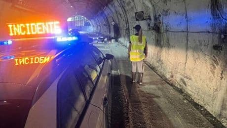 Incidente nella galleria Rivarolo II sull’A12, motociclista grave all’ospedale | Foto