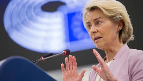 Europaparlament: Von der Leyen übersteht Misstrauensvotum