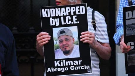 Kilmar Abrego Garcia, immigré salvadorien au cœur d’une bataille entre la justice fédérale et l’administration Trump, est rentré aux Etats-Unis