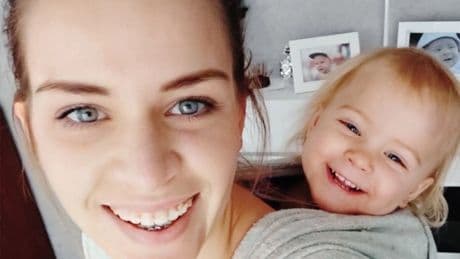 Y la sonrisa de Ania se apagó: la familia de una niña de 20 meses pide justicia por una presunta negligencia médica