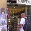 Mort du pape François : les restaurateurs et les magasins de souvenirs font le plein