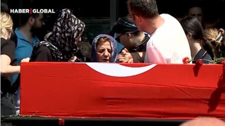 Ferdi Zeyrek’in annesi oğlunun tabutu başında bayıldı