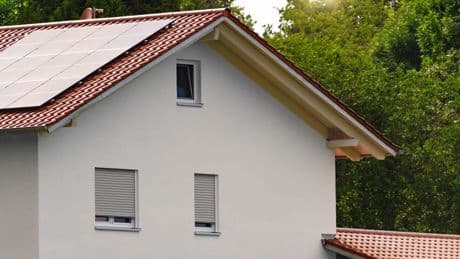 Rollladenmaterialien im Vergleich: Kunststoff, Aluminium oder Holz?