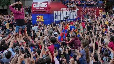 28. Liga-Titel: Barças Meisterteam im offenen Bus von Tausenden gefeiert