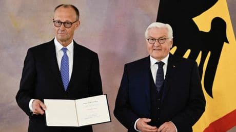 Kanzler Merz erhält von Bundespräsident Steinmeier die Ernennungsurkunde