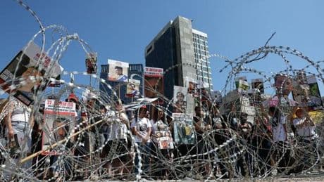Sensori, telecamere, esplosivi nascosti: le trappole di Hamas per gli ostaggi