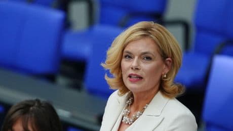 Als Putin-Vertraute den Saal betritt, setzt Julia Klöckner ein klares Zeichen