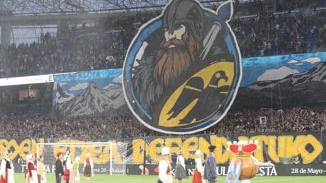 El ambientazo clásico de derbi vasco superó con creces al partido