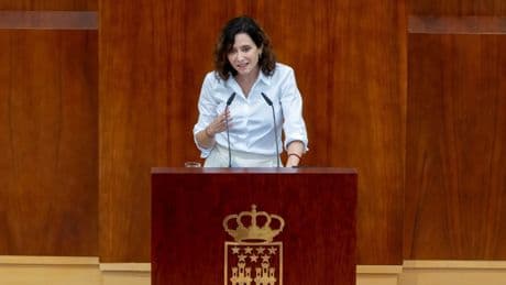 Ayuso censura a una izquierda que le dice "la pareja que tiene que tener": "¿Con quién salgo? ¿Con el hermano de Sánchez?"
