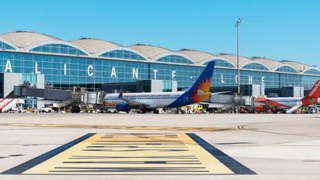 Una pareja provoca un escándalo en un vuelo a Alicante tras emborracharse y mantener relaciones sexuales a bordo