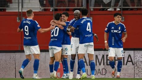 El Oviedo gana al Almería en el minuto 93 con un doblete de Nacho Vidal