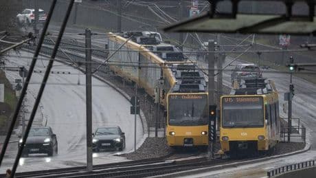 Fahrerin verletzt: Unfall zwischen Auto und Stuttgarter Stadtbahn