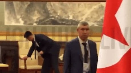 Kim Jon Un: Darum wischen Agenten den Sessel des Diktators ab