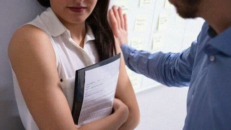 Policlinico di Catania, professore accusato di molestie, la sentenza choc che lo assolve: «Ha toccato il seno con i palmi ma non c'è stata pressione»