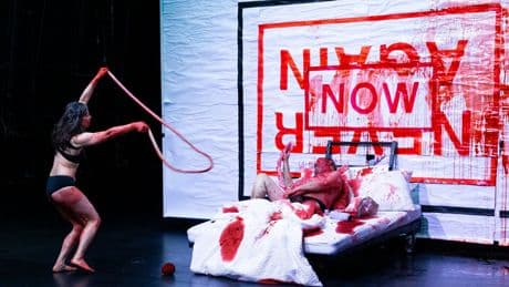 Bloederig theater van Julian Hetzel: hoe ‘rechts’ de ingewanden van ‘links’ door de worstmachine haalt