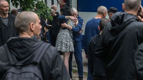 Ineens is Joera daar, uitgeruild door de Russen. Maar duizenden andere Oekraïners wachten nog op hun krijgsgevangen familieleden