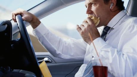 Blitzer verwechselt Handy mit Brötchen am Steuer: Was Autofahrern blüht