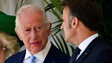 Koning Charles met opvallend rood oog bij ontvangst Emmanuel Macron