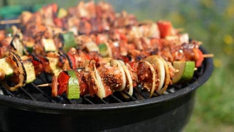 Esta es la barbacoa más saludable de este verano: baja en grasas, pocas calorías, y sin riesgo de infección