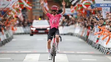 Healey gana escapado en Gernika y la Itzulia se resolverá en la última etapa